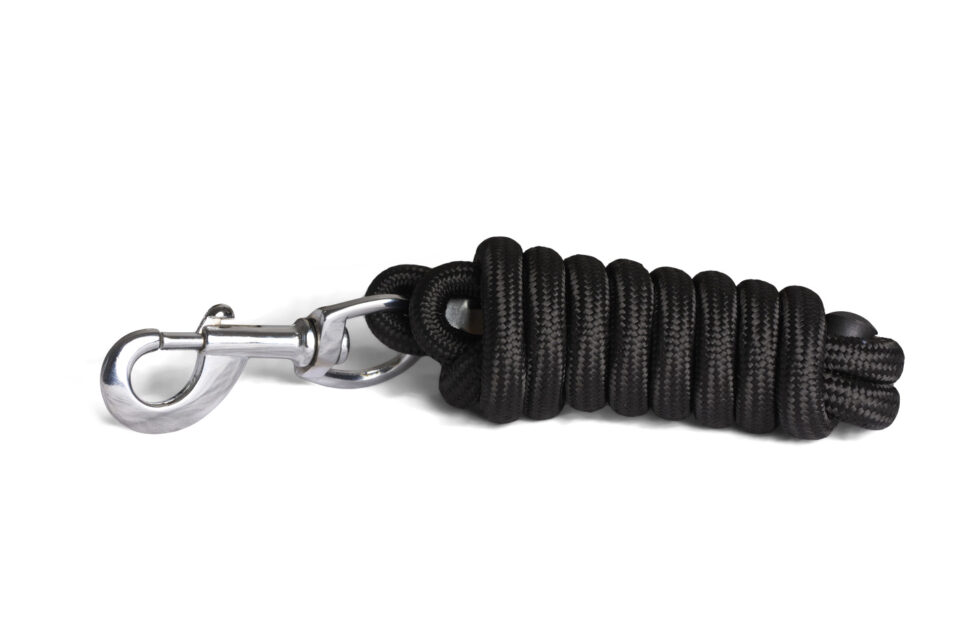 Robust tow rope with carabiner